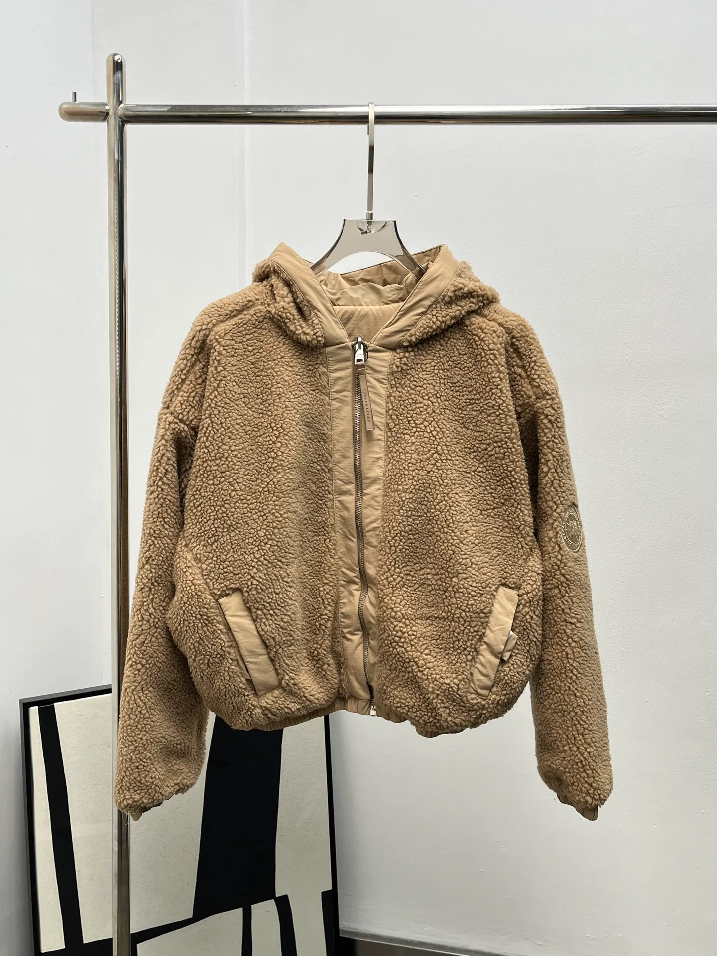 P750 Canada Goos* Reversible Hooded Teddy Jacket Customized YB Teddy lambswool ten windproof nylon material, sufficient wool, windproof and cold-proof, easy to put on and take off, hooded jacket cut, one side is windproof and waterproof nylon material, the chest is embellished with the brand's exclusive letter logo, which echoes the side sleeve badge to highlight the style, fashionable and versatile, one side is made of sherpa with obvious grain , thick and warm, with nylon edges colliding to form layers. The design highlights the brand style and adds fashionable colors. The color of the reversible style can be changed as you like, adapting to more wearing occasions and personal styles. The regular loose version is fashionable and versatile for autumn and winter. The texture is high-end. You will not regret buying a warm winter jacket. Customized surface accessories accurate version high version 3 colors SML